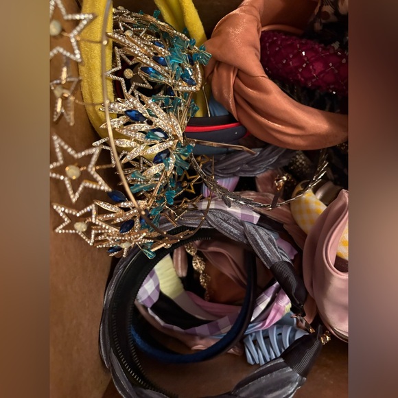 Assorted Hair Accessories Collection Large Box - Picture 5 of 6